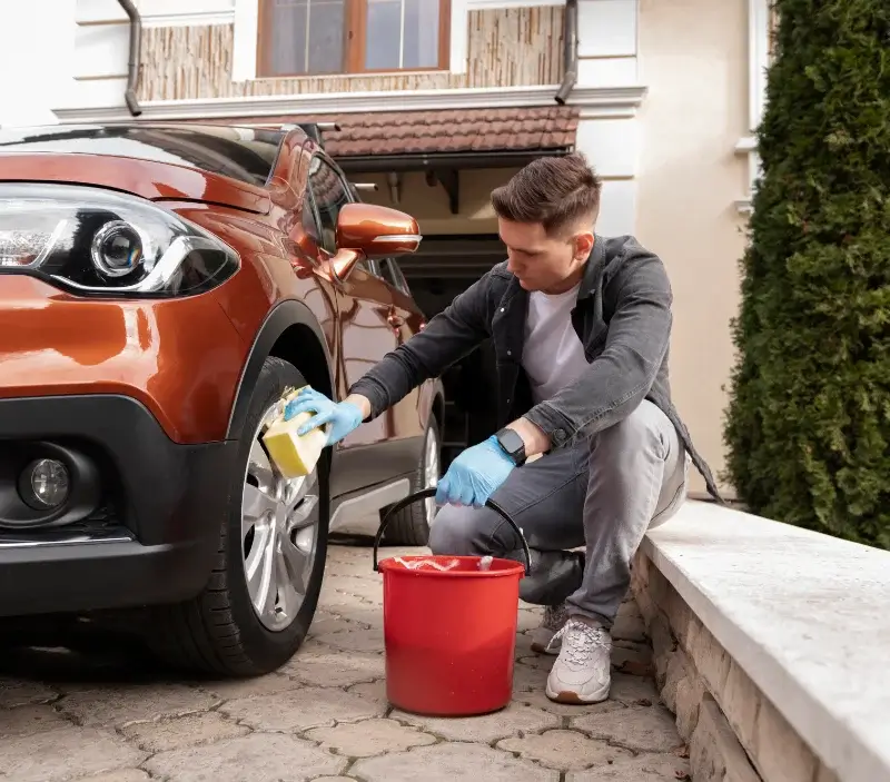 Lavage auto à domicile Valliguières : professionnel intervenant sur un véhicule